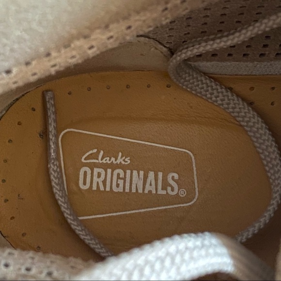 CLARKS ORIGINALS WOMEN 9.5 M TAN LASER CUT SUEDE CHUKKA ANKLE BOOTS - Picture 3 of 6